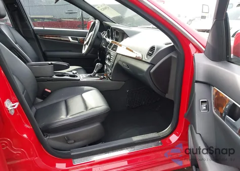 2013 Mercedes-Benz C 250 Sport z USA, uszkodzony, nr VIN WDDGF4HB5DR252327